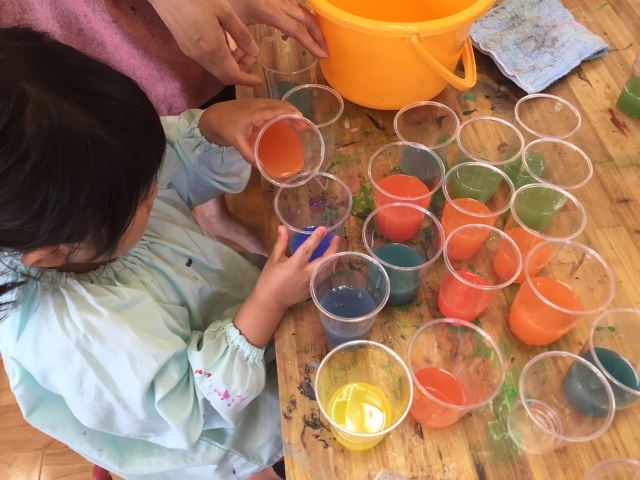 色水づくりをする幼稚園児