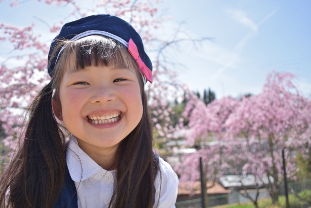 幼稚園の制服を着た笑顔の女の子