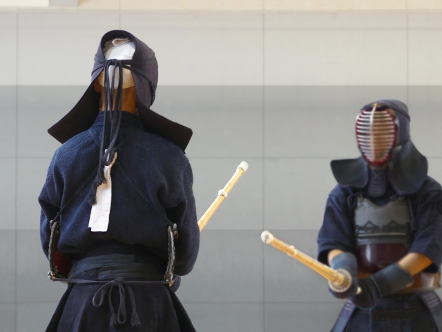 剣道の試合で戦う2人の男性
