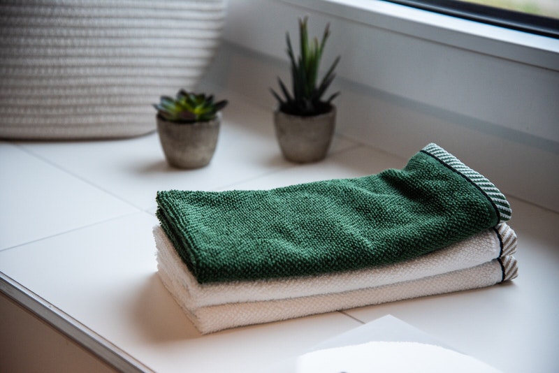 洗面台に置かれた緑と白のタオル